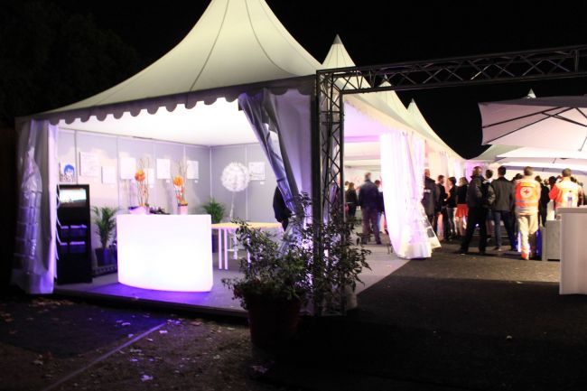 Location de tentes Garden Cottage pour l'accueil des VIP avec mobiliers lumineux en Normandie